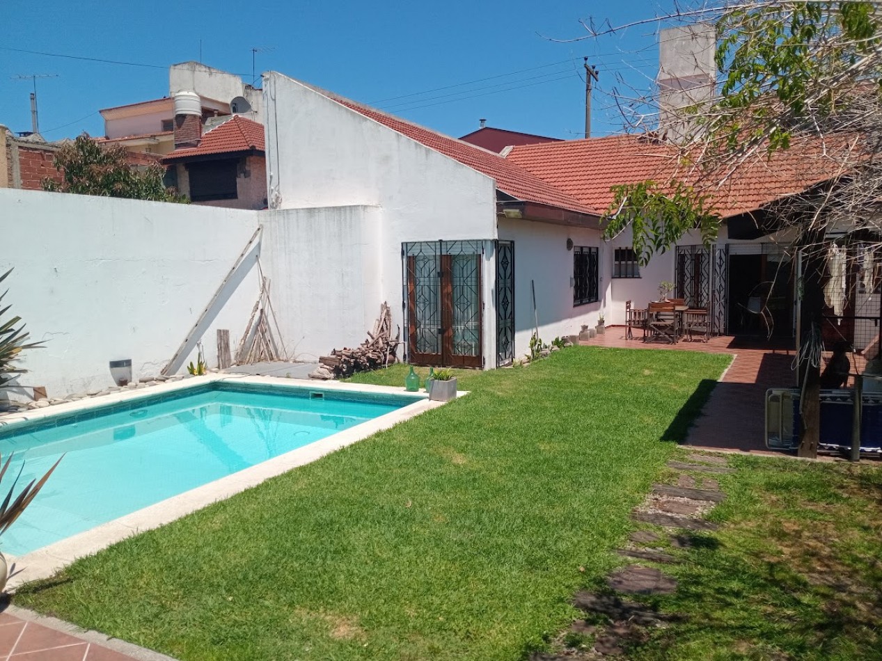 CASA 6 AMB CON PARQUE Y PILETA - CHAUVIN - APTA CREDITO