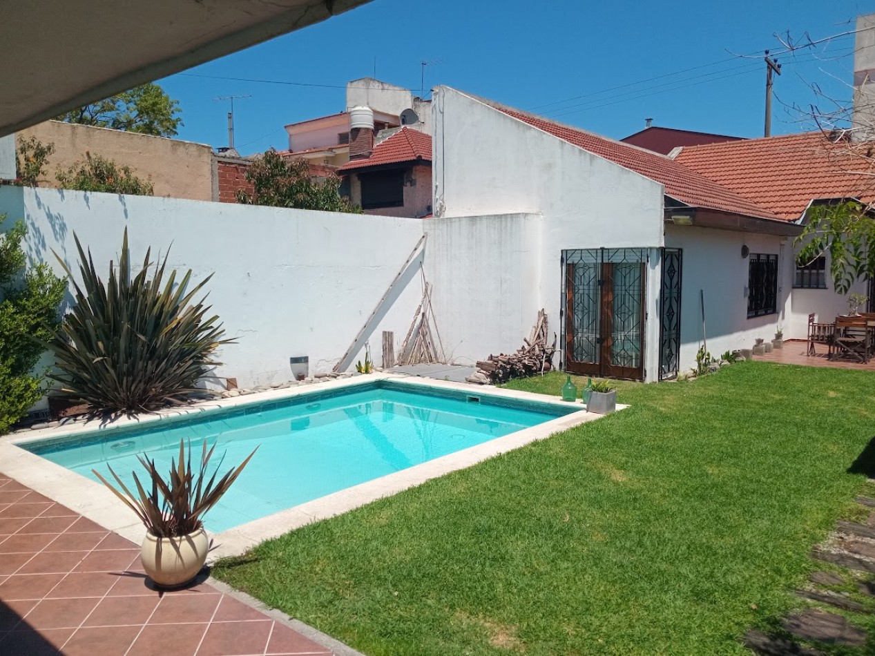 CASA 6 AMB CON PARQUE Y PILETA - CHAUVIN - APTA CREDITO