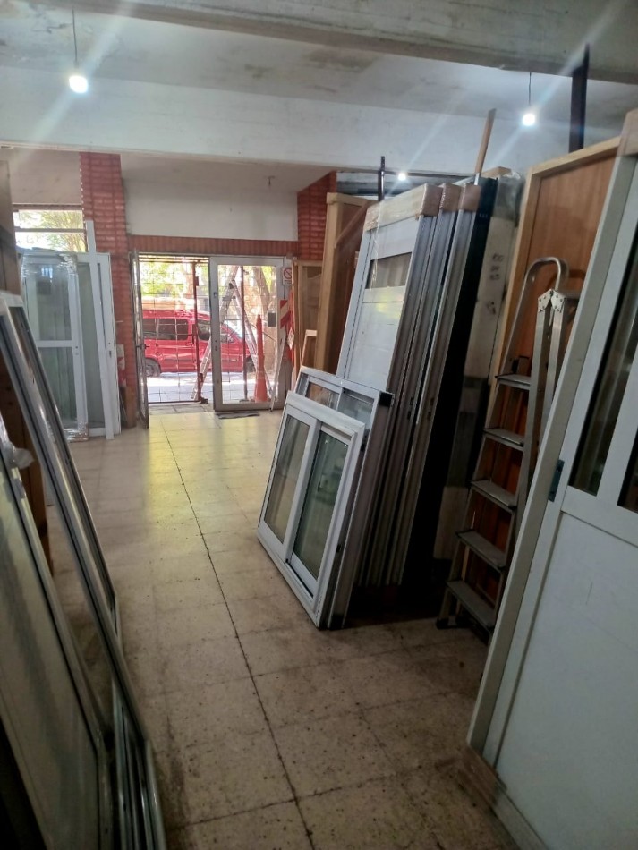 BODEGA COMERCIAL CON ACCESO A CAMION - SOBRE AVENIDA JUAN B. JUSTO