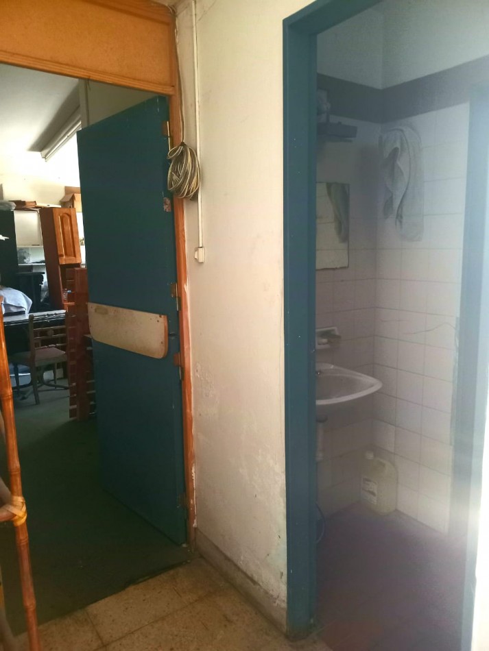 BODEGA COMERCIAL CON ACCESO A CAMION - SOBRE AVENIDA JUAN B. JUSTO